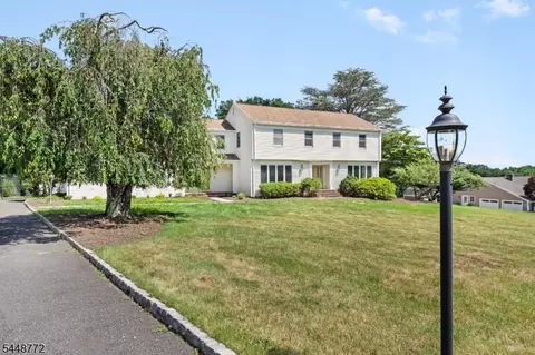 8 Patriot Rd, Gladstone, NJ 07934