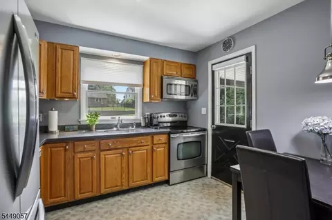 8 Windsor Rd, West Milford, NJ 07480