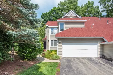 20 Petersburg Ct, Oak Ridge, NJ 07438
