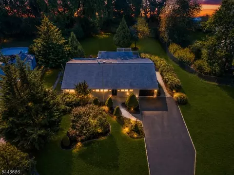 3 Delsey Rd, Kendall Park, NJ 08824