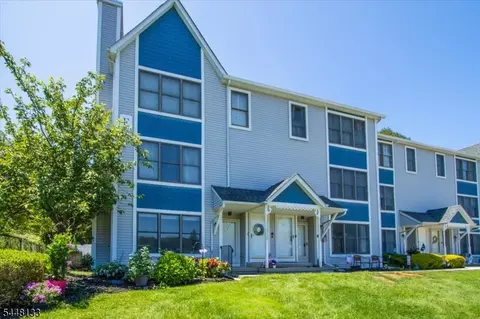 2 Heritage Ln, Hamburg, NJ 07419