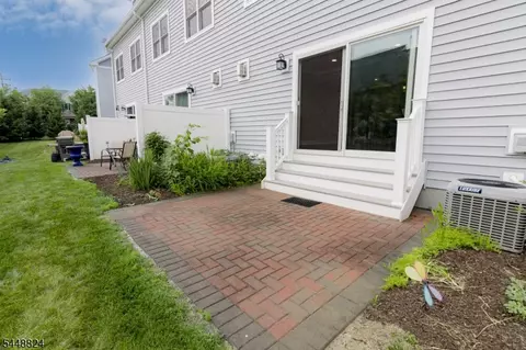 14 Clover Ct, Berkeley Heights, NJ 07922