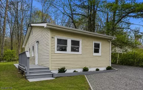 46 Wildwood Rd, Oak Ridge, NJ 07438