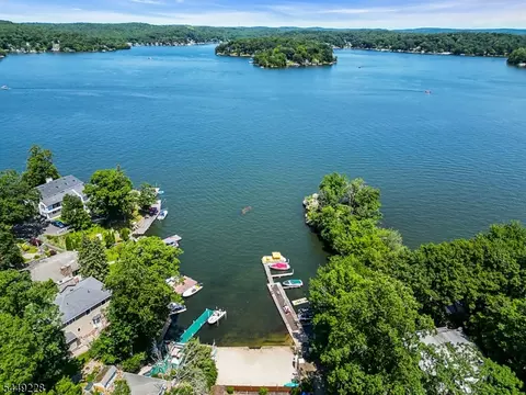 16 Lakeview Rd, Hopatcong, NJ 07843