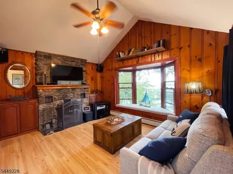 16 Lakeview Rd, Hopatcong, NJ 07843