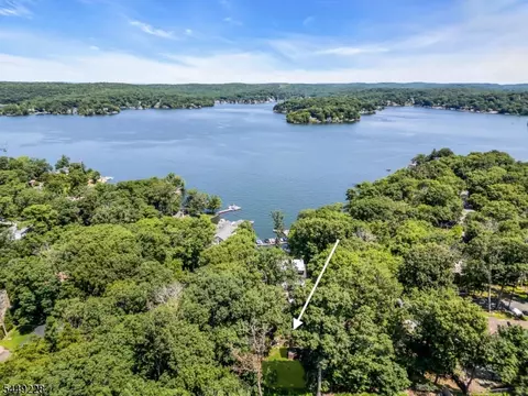 16 Lakeview Rd, Hopatcong, NJ 07843