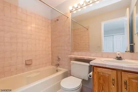 Bath - 7 Dorset Ln, Bedminster, NJ 07921 photo 1 of 2