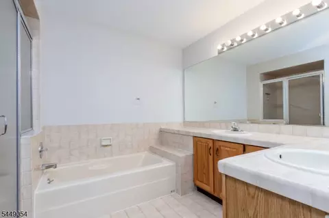 Bath - 7 Dorset Ln, Bedminster, NJ 07921 photo 2 of 2