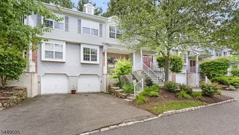 15 Spruce Ter, Mount Arlington, NJ 07856