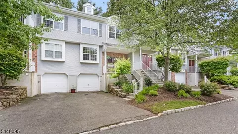 15 Spruce Ter, Mount Arlington, NJ 07856