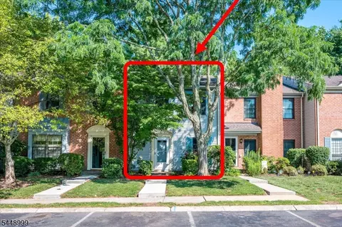 5 Pear Tree Ln, Franklin Park, NJ 08823