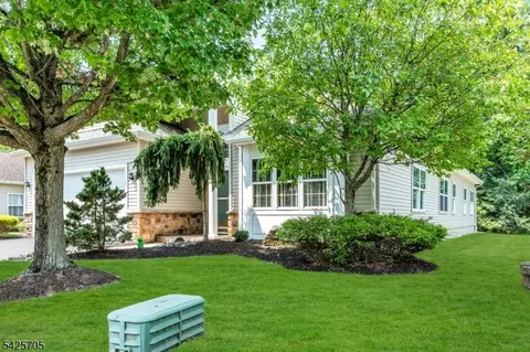 25 Daulton Dr, Somerset, NJ 08873