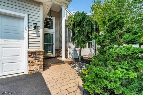 25 Daulton Dr, Somerset, NJ 08873