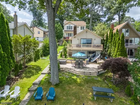 121 Maxim Dr, Hopatcong, NJ 07843