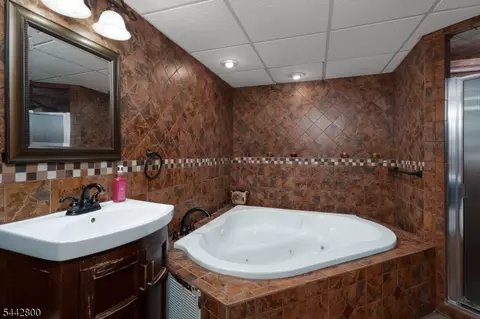 Bath - 2025 Oak Tree Rd, Edison, NJ 08820 photo 2 of 3