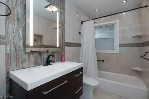 Bath - 2025 Oak Tree Rd, Edison, NJ 08820 photo 1 of 3