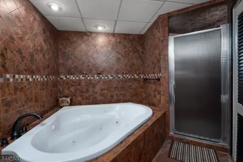 Bath - 2025 Oak Tree Rd, Edison, NJ 08820 photo 3 of 3