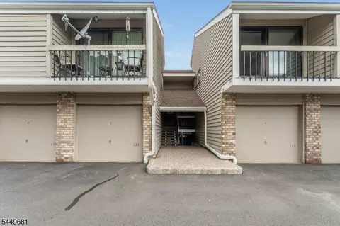 133 Overlook Dr, Clinton, NJ 08809