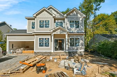 11 Maplewood Dr, Livingston, NJ 07039