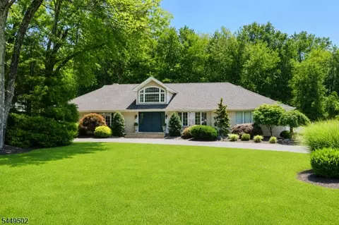 120 Timberhill Dr, East Hanover, NJ 07936