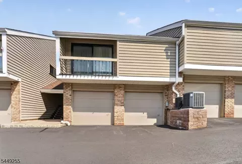 68 Overlook Dr, Clinton, NJ 08809