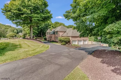 16 New Star Ridge Rd, Sparta, NJ 07871
