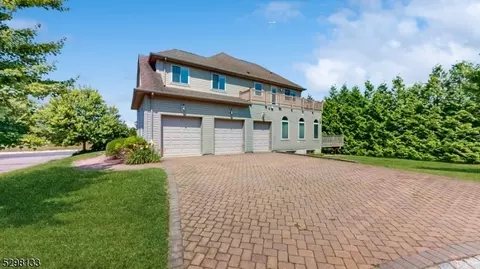 1 White Oak Ct, Hamburg, NJ 07419