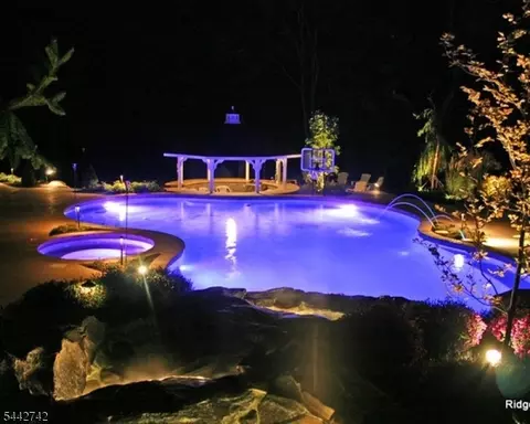 14 Menlo Dr, Whitehouse Station, NJ 08889