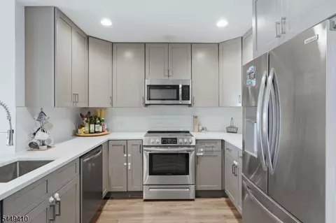 1 Carriage City Plz #804, Rahway, NJ 07065