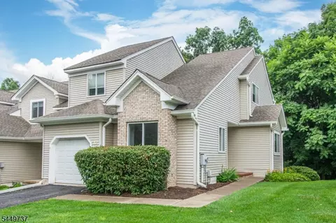 12 Pale Star Ct, Hamburg, NJ 07419