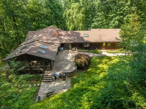 9 Delwood Rd, Chester, NJ 07930