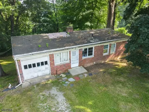 24 Underrock Rd, Sparta, NJ 07871