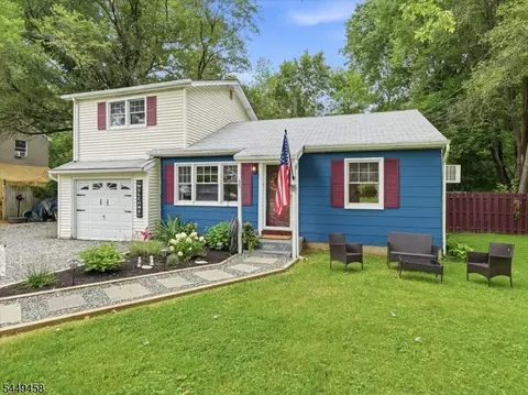 35 Edgecumb Rd, West Milford, NJ 07480