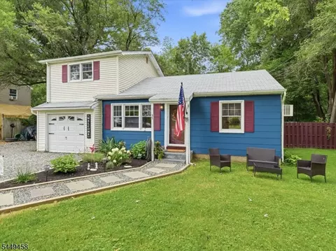 35 Edgecumb Rd, West Milford, NJ 07480