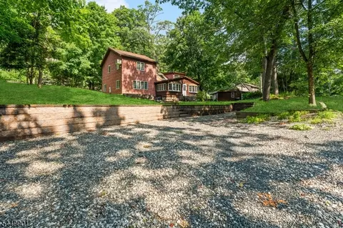 57 Dogwood Ln, Hewitt, NJ 07421