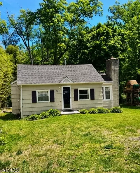 62 S Cherry Rd, Lake Hopatcong, NJ 07849
