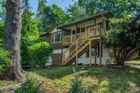 23 Lakeside Ave, Stockholm, NJ 07460