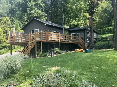 74 Lakeside Dr N, Belvidere, NJ 07823