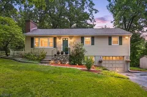 2 Oak Dr, Newton, NJ 07860