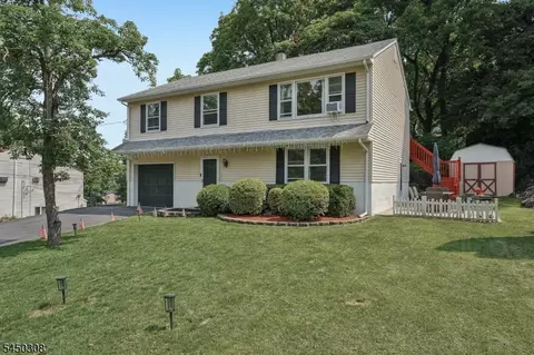 35 Iroquois Ave, Lincoln Park, NJ 07035