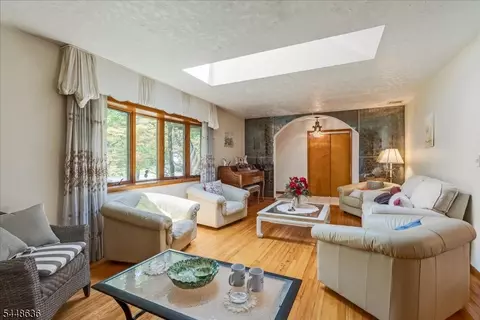 Living - 95 Wendt Ln, Wayne, NJ 07470 photo 5 of 6