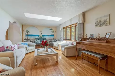 Living - 95 Wendt Ln, Wayne, NJ 07470 photo 4 of 6