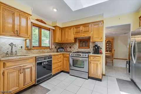 Kitchen - 95 Wendt Ln, Wayne, NJ 07470 photo 2 of 3