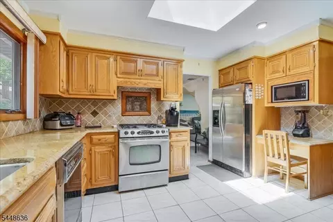 Kitchen - 95 Wendt Ln, Wayne, NJ 07470 photo 3 of 3