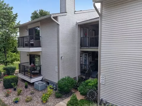 21 Sam Bonnell Dr, Clinton, NJ 08809