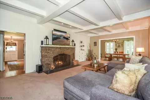 Living - 39 Circle Ave, Wayne, NJ 07470 photo 2 of 7