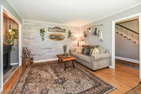 Living - 39 Circle Ave, Wayne, NJ 07470 photo 6 of 7