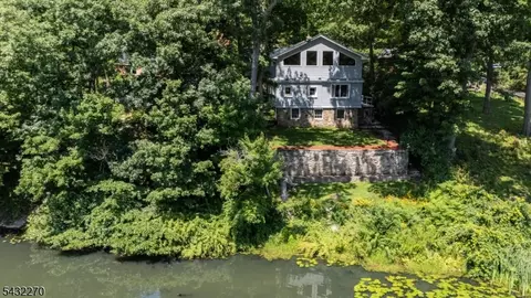 106 Poplar Grove Ter, West Milford, NJ 07480