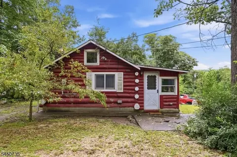 26 Clubhouse Ave, West Milford, NJ 07480