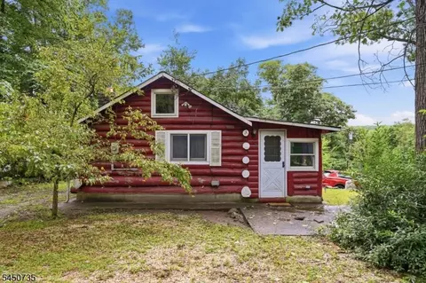 26 Clubhouse Ave, West Milford, NJ 07480